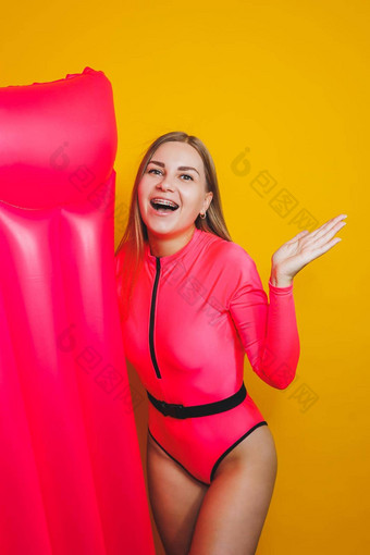 年轻的<strong>纤细</strong>的女人粉红色的泳衣黄色的背景<strong>女孩</strong>充气床垫游泳池夏天假期