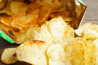 土豆芯片开放袋美味的烧烤调味料辣的瘸子帮薄片深炸零食快食物开放袋