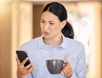 生气困惑强调女人电话阅<strong>读文章</strong>在线网站恶心业务夫人浏览社会媒体互联网智能手机办公室杯咖啡
