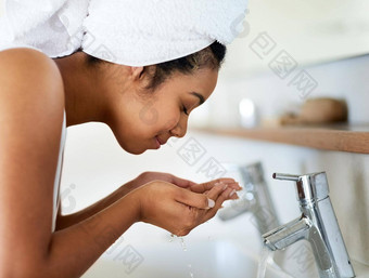 还记得洗脸清洁水年轻的女人洗脸浴室水槽