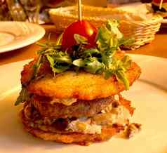 汉堡德兰伯格使土豆煎饼肉片芝麻菜奶酪番茄有创意的食物