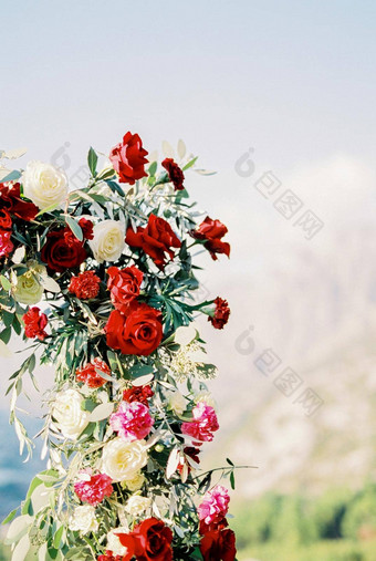 片段婚礼拱白色红色的玫瑰康乃馨特写镜头