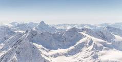 全景冬天山蓝色的天空雪景观