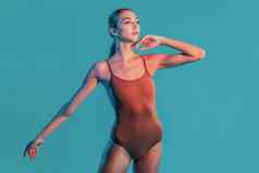惊人的肖像女芭蕾舞女演员霓虹灯背景工作室美丽的神秘的女孩健康的苗条的身体概念艺术体育芭蕾舞跳舞