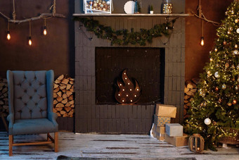 黑暗现代室内圣诞节树人造壁炉