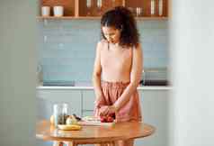 健康餐健康的女人准备营养早餐厨房女切割水果使奶昔沙拉营养有机生活方式首页