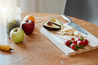 烹饪准备使水果奶昔喝沙拉首页厨房健康的早餐餐零食特写镜头苹果草莓鳄梨香蕉维生素营养