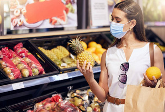 女人杂货店购物穿面具医疗保护科维德超市年轻的女购买健康的有机健康水果耗材食物商店