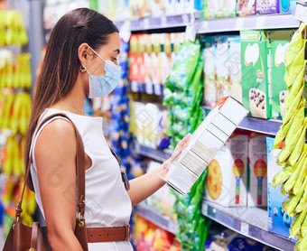 客户购物者消费者阅读标签营养成分产品股票食品杂货购物超市商店科维德流感大流行女人决定选择购买食物