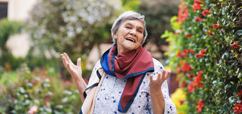 肖像快乐女人微笑享受退休穿色彩斑斓的<strong>围巾</strong>美丽的花园