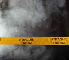 黄色的紧急标志注意气体管烟雾弥漫的背景