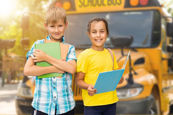 孩子们<strong>小学生</strong>学生学生学校公共汽车回来学校学术学期一年开始