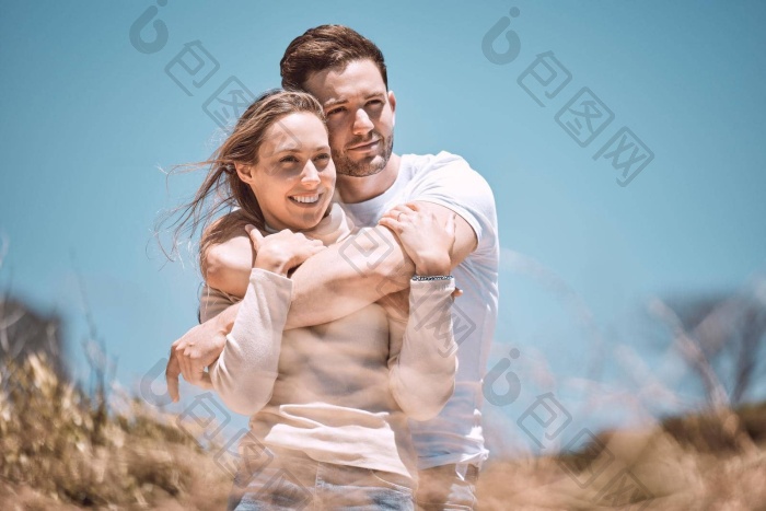 爱拥抱放松年轻的夫妇快乐微笑在户外假期度图片-包图网企业站