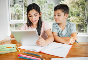 孩子们研究教育数字平板电脑在线学校工作家庭作业首页聪明的距离学习学生孩子们兄弟姐妹哥哥妹妹教训