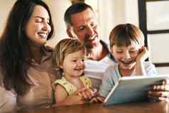 互联网填满有趣的家庭友好的活动年轻的家庭数字平板电脑首页