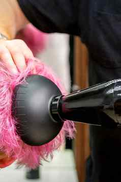 理发师干燥粉红色的头发客户端