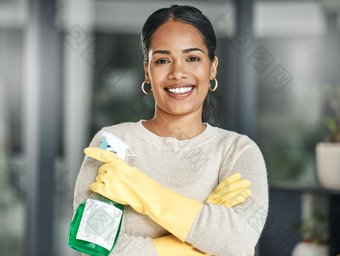 清洁卫生家务喷雾瓶穿手套微笑首页肖像快乐女人更清洁的家庭主妇准备好了做家务的事情整洁的整洁新鲜的