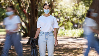 女穿科维德面具清洁公园清洁卫生安全绿色户外环境社区服务志愿者积极分子工人垃圾垃圾垃圾塑料袋图片