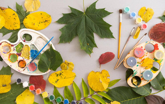 手绘油漆干秋天叶子孩子们的艺术项目干叶子刷油漆黄色的背景Diy