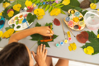 秋天工艺孩子们动物狐狸使枫木叶<strong>儿童艺术</strong>有创意的工艺品使自然材料女孩吸引了油漆