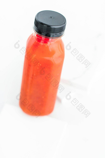 排毒红色的水果奶昔汁瓶饮食餐饮交付孤立的白色背景