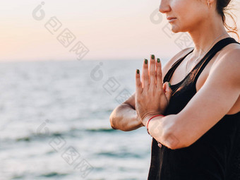 年轻的<strong>瑜珈</strong>女人<strong>练习</strong>瑜伽站海纳马斯特工作穿黑色的泳衣美丽的日出背景