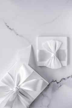 奢侈品婚礼礼物丝绸弓丝带大理石背景