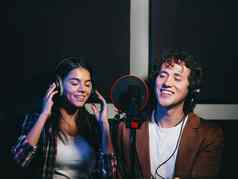 年轻的歌手执行首歌记录工作室专业音乐家二重唱记录专辑美丽的夫妇工作
