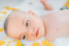 可爱的婴儿男孩肖像牛奶浴向日葵健康的生活方式孩子夏天花园自然概念