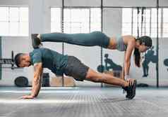 强度活跃的适合夫妇锻炼培训锻炼锻炼例程内部健身房体育中心运动健身男人。女人平衡物理耐力会话