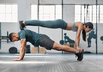 强度活跃的适合夫妇锻炼培训锻炼锻炼例程内部<strong>健身</strong>房体育中心运动<strong>健身</strong>男人。女人平衡物理耐力会话