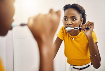 刷牙牙齿牙科卫生口服护理年轻的女人反射浴室镜子首页维护口牙齿口香糖健康每天toothcare例程