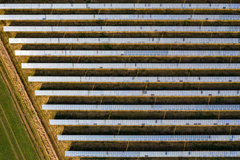 空中视图大数量模块光伏系统太阳能农场德国