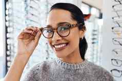 女人穿一对时尚的眼镜时尚的演出处方镜头验光师肖像客户选择购买购物帧愿景视力