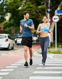 健身合作伙伴运动年轻的夫妇锻炼在户外