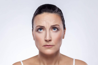 整洁女人检查皱纹额头反老化复兴皮肤护理
