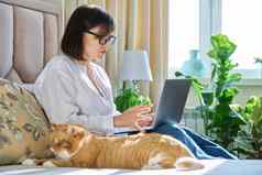 女人猫坐着床上首页女移动PC