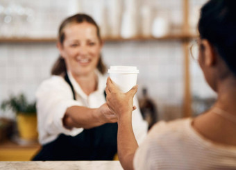 客户购买热杯咖啡快乐咖啡师给好友好的服务当地的咖啡馆商店微笑启动企业家老板将喝茶商店
