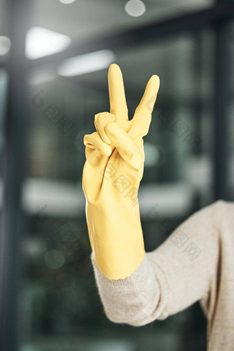 和平标志无忧无虑的手手势清洁家务做家务首页特写镜头手指更清洁的计数表达幸福享受卫生任务