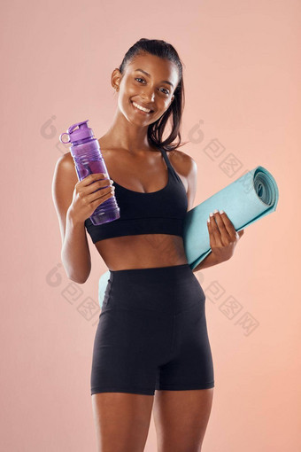 适合身体健康的运动女人工作室持有席水瓶瑜伽普拉提锻炼粉红色的背景肖像运动活跃的苗条的运动员准备好了锻炼培训