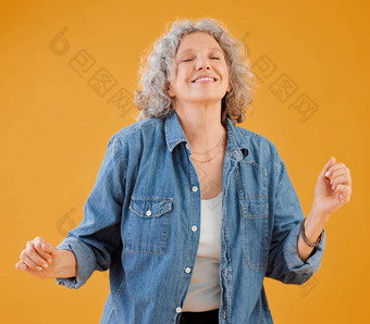 微笑成熟的女人庆祝跳舞无忧无虑的快乐兴奋退休肖像积极的时尚的时髦的积极的高级夫人免费的精神跳舞有趣的工作室