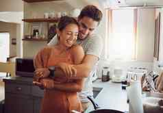 爱浪漫有趣的夫妇拥抱烹饪厨房分享亲密的时刻浪漫的的男朋友女朋友拥抱享受的关系无忧无虑的