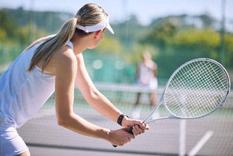 活跃的女网球球员回来<strong>运动</strong>持有<strong>球拍</strong>玩游戏匹配户外体育法院专业<strong>运动</strong>员培训<strong>运动</strong>夏天有趣的健身健康健康生活方式