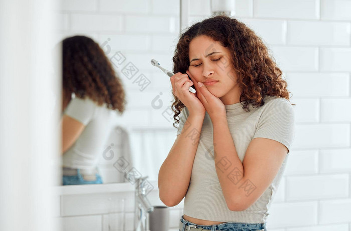 牙痛疼痛敏感的牙齿女人刷牙牙齿浴室首页年轻的女腔痛苦不舒服牙科卫生例程夫人痛口