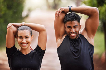 健康的适合动机夫妇伸展运动气候变暖培训绿色公园散景背景脸运动男人。女人准备耐力锻炼warmup锻炼