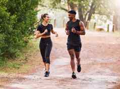 健身锻炼快乐夫妇运行慢跑森林小道公园在户外运动微笑男人。女人住活跃的适合锻炼成键锻炼