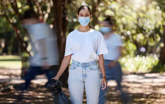 女人科维德脸面具清洁公园清洁<strong>卫生安全</strong>绿色环境负责任的积极分子志愿者社区服务工人垃圾垃圾垃圾塑料袋
