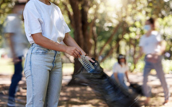 <strong>志愿者</strong>帮助收集垃圾社区清理项目在户外收集塑料浪费回收女人清洁环境挑选污垢街人团结使改变