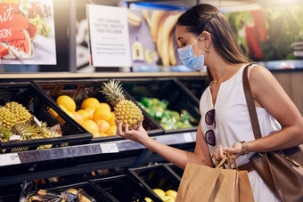 超市购物检查持有菠萝女健康的吃年轻的女人科维德面具购买<strong>新</strong>鲜的水果食物<strong>零售</strong>杂货店商店流感大流行