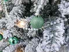 绿色闪亮的球圣诞节树白色珍珠珠子云杉分支机构分支机构覆盖霜圣诞节一年背景